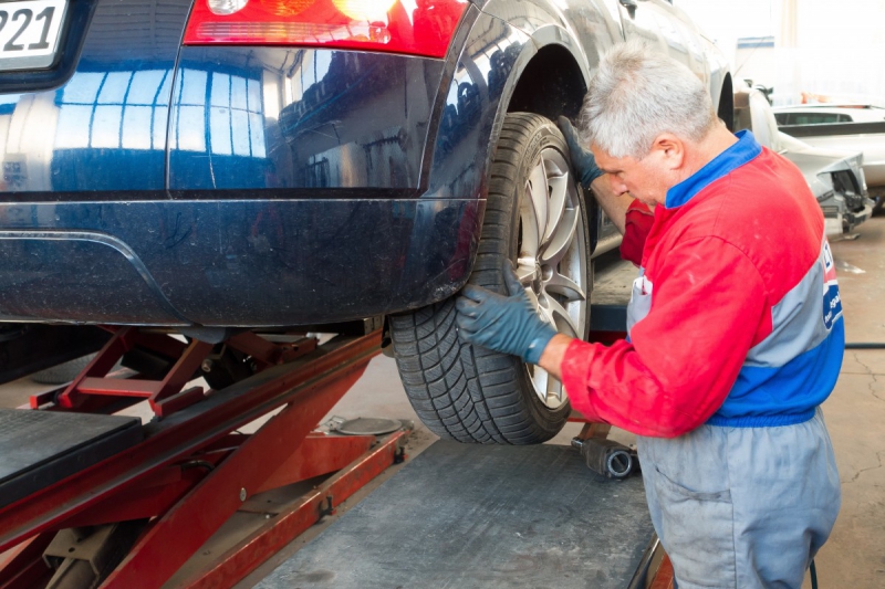 ecommerce-LA FARLEDE-min_auto_repair_repair_lift_auto_mechanic_work_clothes_master_professional_man_of_the_fold-685629