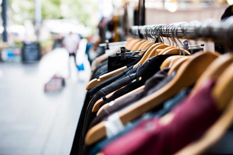 ecommerce-LA FARLEDE-min_blur_close_up_focus_hanger_jacket_market_people_rack-1176303